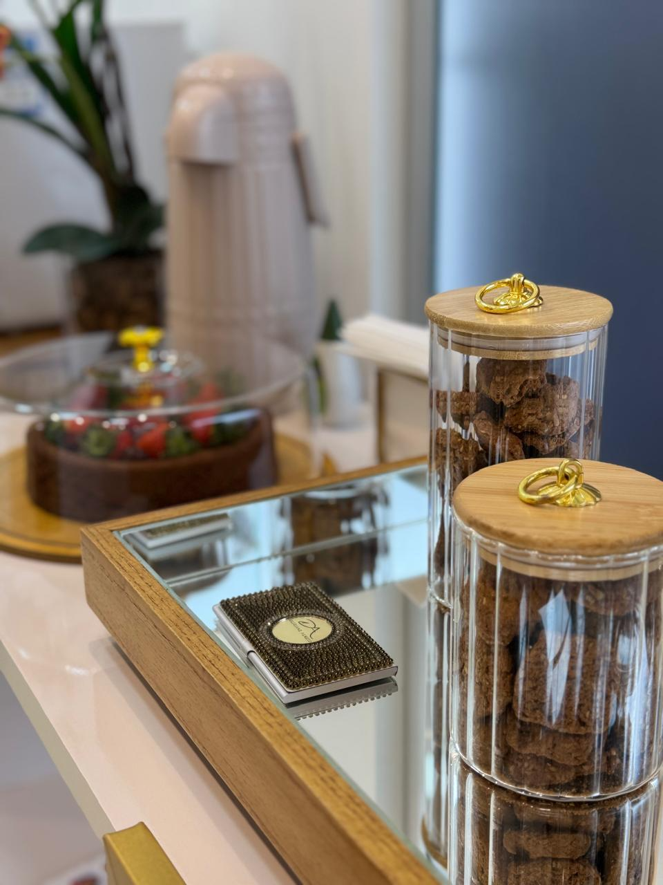 Detalhes em dourado na recepção da clínica