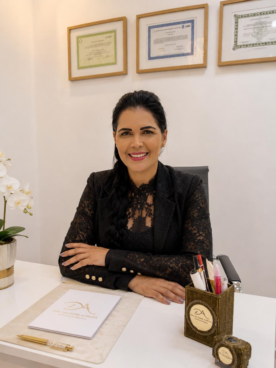 Dra. Deliziane Almeida em atendimento no consultório